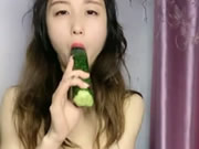 오이와 손가락 자위를하는 중국 라이브 소녀